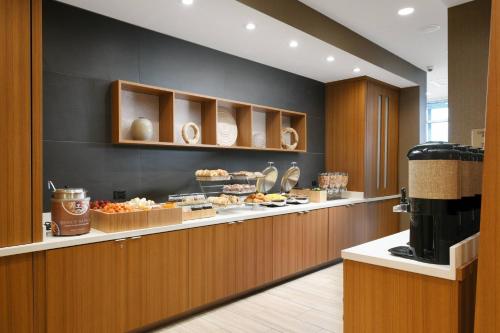 Food and beverages, SpringHill Suites by Marriott Dallas DFW Airport South CentrePort in DFW Airport