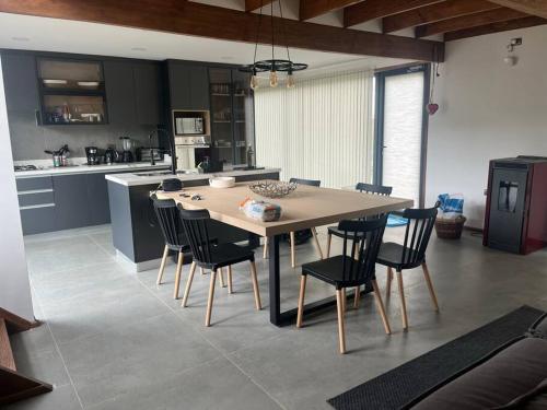 المرافق, Casa nueva en country pucon con piscina y quincho compartido con casa gemela in Candelaria