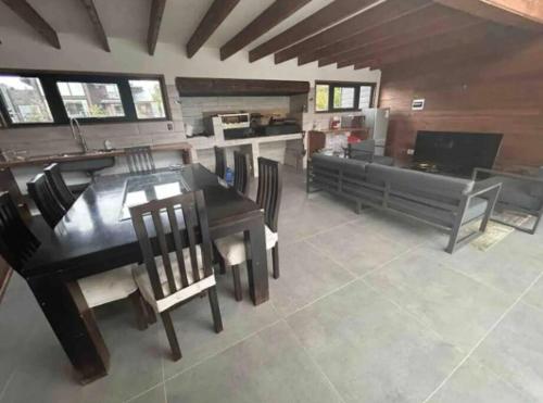 صالة مشتركة/ منطقة التلفزيون, Casa nueva en country pucon con piscina y quincho compartido con casa gemela in Candelaria