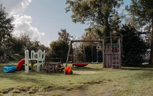 Camping De Tulpenweide lege Kampeerplaats, lege plaats op het gras zonder bed – Breezand, PA
