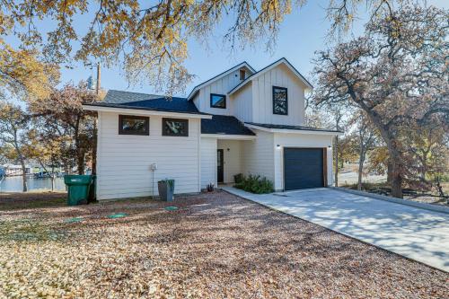 Waterfront Lake LBJ Retreat w/ Hot Tub & Deck! in Granite Shoals (TX)