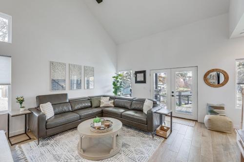 Waterfront Lake LBJ Retreat w/ Hot Tub & Deck! in Granite Shoals (TX)