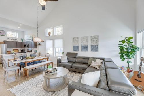 Waterfront Lake LBJ Retreat w/ Hot Tub & Deck! in Granite Shoals (TX)