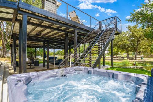 Waterfront Lake LBJ Retreat w/ Hot Tub & Deck! in Granite Shoals (TX)