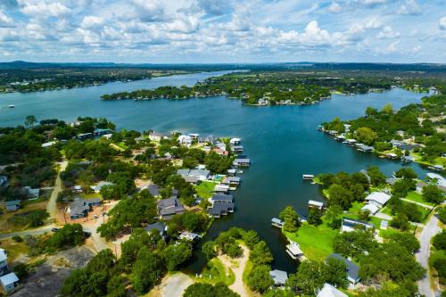 Waterfront Lake LBJ Retreat w/ Hot Tub & Deck! in Granite Shoals (TX)