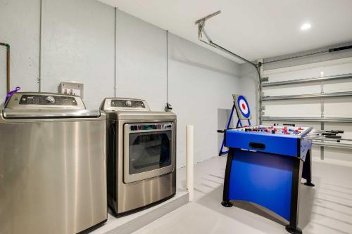 Pet-friendly Paradise with Pool about 6 Mi to Beach! - image 13