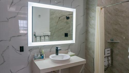 SureStay Hotel by Best Western Houston Southeast - 화장실