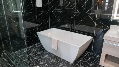 SureStay Hotel by Best Western Houston Southeast - 화장실