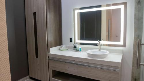 SureStay Hotel by Best Western Houston Southeast - 화장실