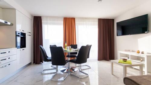 Three-Bedroom Apartment with Terrace image 4