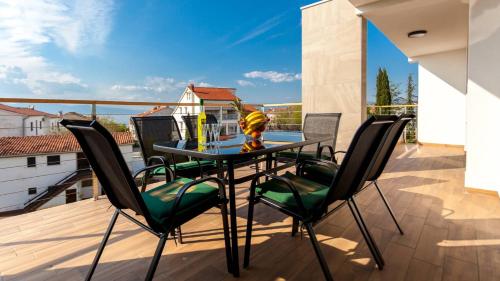 Three-Bedroom Apartment with Terrace image 2