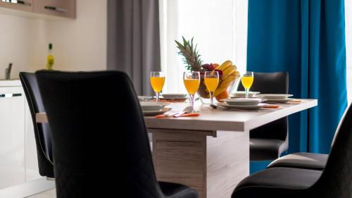 Three-Bedroom Apartment with Terrace image 4
