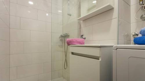 Three-Bedroom Apartment with Terrace image 7