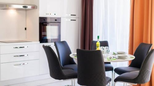Three-Bedroom Apartment with Terrace image 3