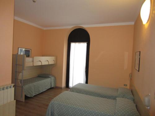 3 twin beds