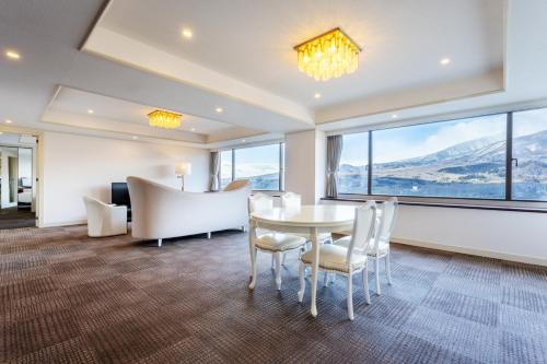 Classic Deluxe Suite with Four Single Beds and Mountain View