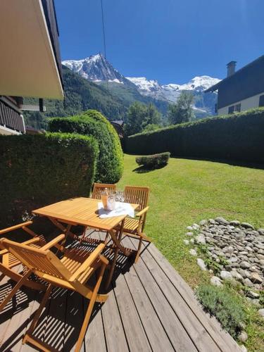 Chamonix Garden Flat with a View of Mont-Blanc