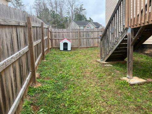 Deck, BBQ Grill, Backyard Fire Pit, Pool, Jacuzzi Tub, 65 inch TV in South Fulton