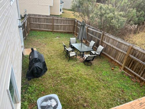 Facilities, Deck, BBQ Grill, Backyard Fire Pit, Pool, Jacuzzi Tub, 65 inch TV in South Fulton