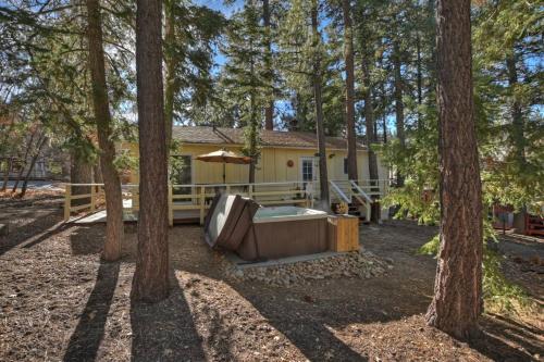 Peaceful Sunshine Chalet w/ Hottub-Serene Cabin