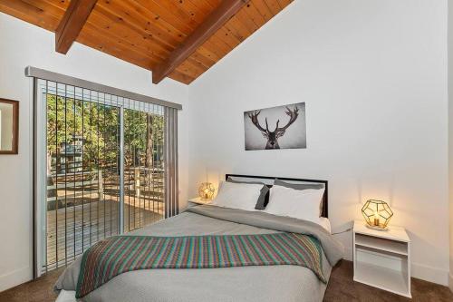 Peaceful Sunshine Chalet w/ Hottub-Serene Cabin in Big Bear Lake, USA
