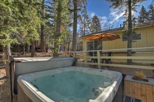 Peaceful Sunshine Chalet w/ Hottub-Serene Cabin in Big Bear Lake, USA