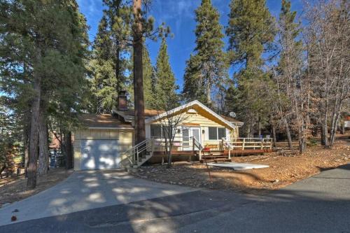 Peaceful Sunshine Chalet w/ Hottub-Serene Cabin