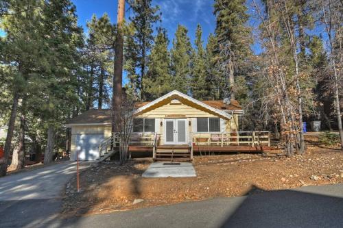 Peaceful Sunshine Chalet w/ Hottub-Serene Cabin