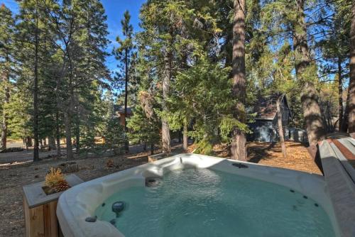 Peaceful Sunshine Chalet w/ Hottub-Serene Cabin