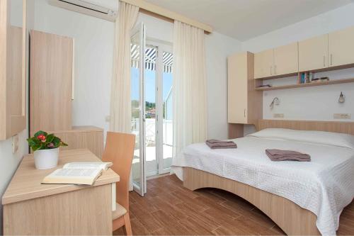 Double Room with Balcony and Sea View