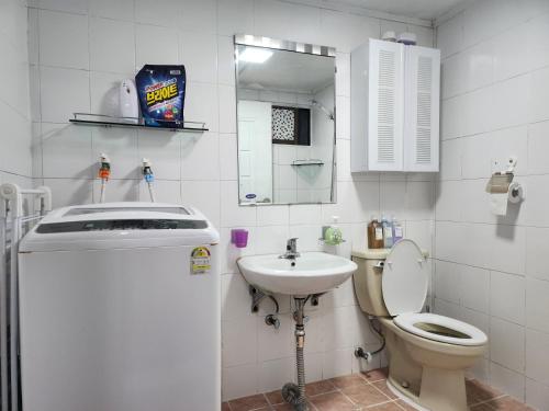 Newly renovated spacious 2 bedroom unit in HBC #1, Seoul (photo 8)