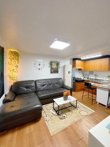 Newly renovated spacious 2 bedroom unit in HBC #1, Seoul (photo 4)