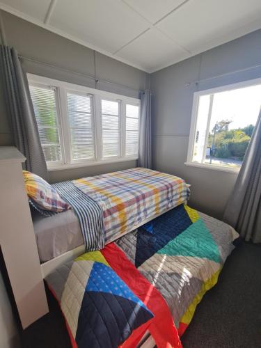 Entire 3 bedroom house 2000 m2 - 5 mins WALK to Torquay Beach, Hervey Bay