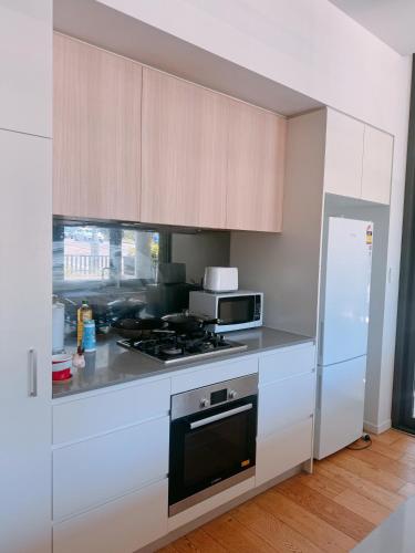 Kitchen, Modern 2B2B Apartment Close City in Waterloo