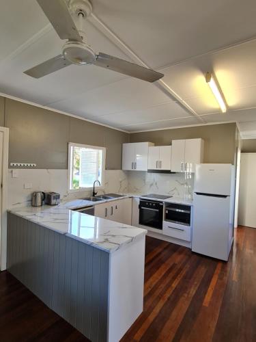 Entire 3 bedroom house 2000 m2 - 5 mins WALK to Torquay Beach, Hervey Bay