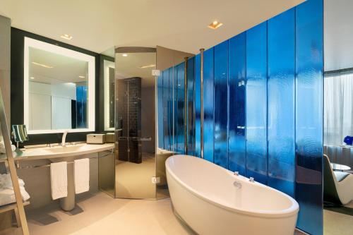 515440982 W Bangkok Hotel