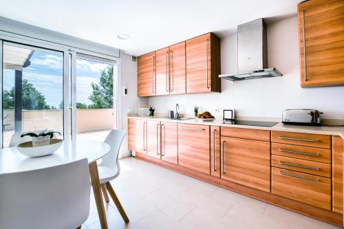 Konyha, Fabulous BELLAVISTA : Entre mar y montañas (Fabulous BELLAVISTA : Entre mar y montanas) in Bonmont Terres Noves