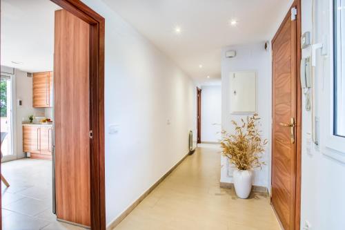 Előcsarnok, Fabulous BELLAVISTA : Entre mar y montañas (Fabulous BELLAVISTA : Entre mar y montanas) in Bonmont Terres Noves