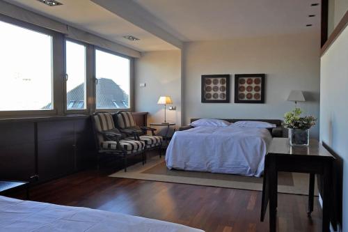 One-Bedroom Apartment image 4