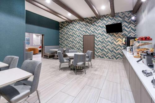La Quinta by Wyndham Santa Rosa - image 8