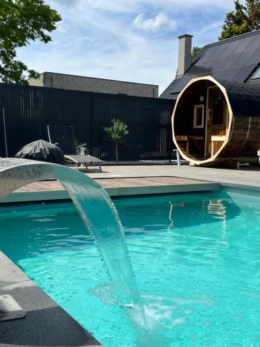 Villa piscine chauffée, jacuzzi et sauna gîte à louer Mouscron