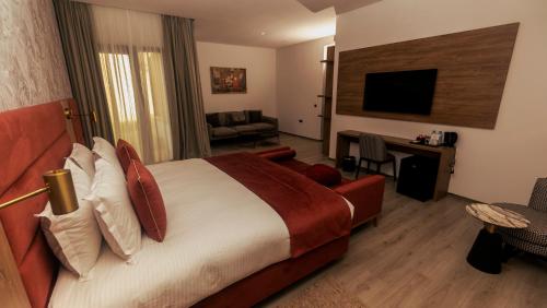 Suite with Garden View image 10