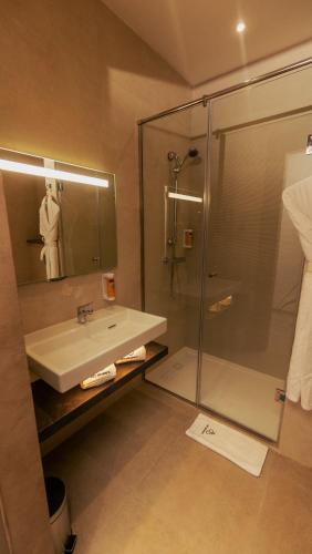 Suite with Garden View image 6