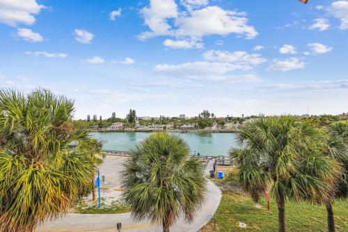 Lands End 1-404 Bay Front - Premier in St Pete Beach, USA