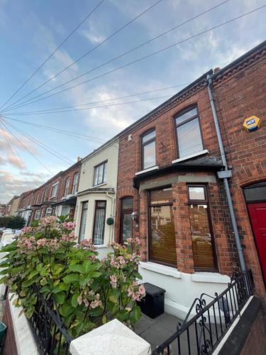 House in Lisburn road near มหาวิทยาลัยควีนส์