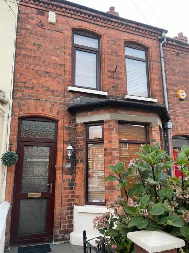 House in Lisburn road near มหาวิทยาลัยควีนส์