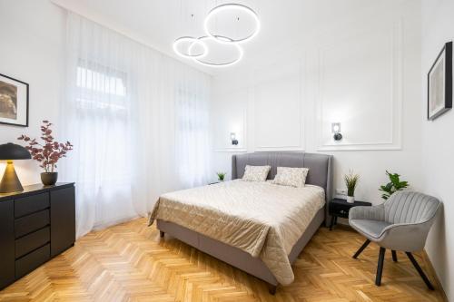 Luxurious Central 4BEDRM 3BATHRM Residence w/Balcony
