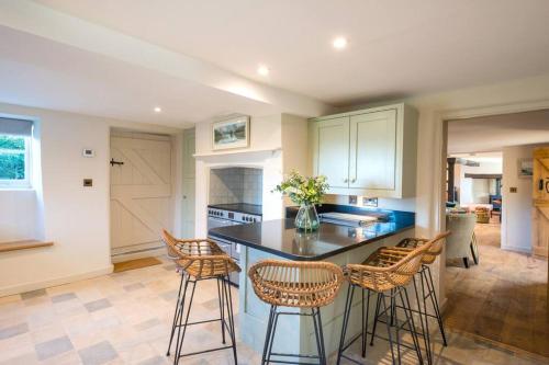 Luxury Interior Designed Retreat ❃ w/Tennis Court in Swallowcliffe