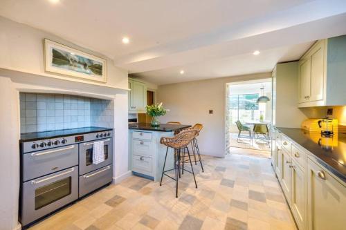 Luxury Interior Designed Retreat ❃ w/Tennis Court in Swallowcliffe