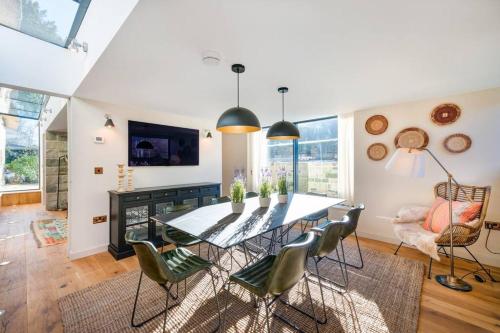 Luxury Interior Designed Retreat ❃ w/Tennis Court in Swallowcliffe